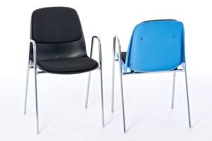 Filigranes Stahlrohr trägt die Mali-Stühle Filigranes Stahlrohr trägt die Mali-Stühle